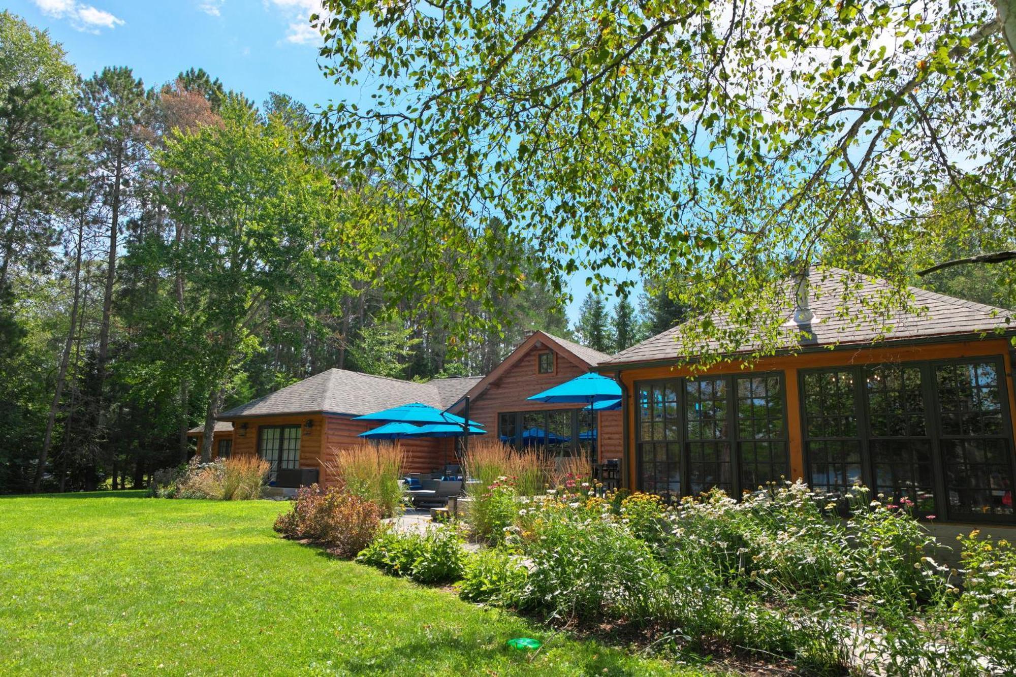 Hotel Haliburton Post House Minden Zewnętrze zdjęcie